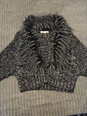 Umgee Black & Gray Marled Cropped Shrug with Faux-Fur Collar